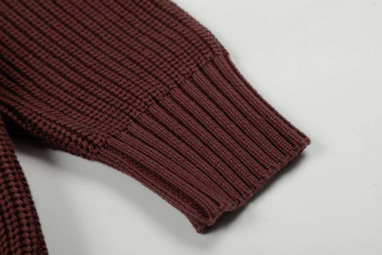 P220 Top quality" Style number: DS812# (not off the shelves all year round) [Ralph Lauren round neck piqué knitted sweater with war horse embroidery on the front and back] ✅Ralph Lauren classic basic versatile round neck pullover sweater for men and women ✅Main supply platform live broadcast Wholesale entity Replenish if out of stock Not removed from the shelves ✅ZP quality 1:1 version Scan the code to enter the GF website Counter quality ✅Detailed quality The only one in Guangzhou Imported quality cotton yarn Mainly high-end, cost-effective, good quality needless to say ✅The version is restored to the original order, the maximum size can be worn up to 200 pounds, loose, comfortable and stress-free ✅The upper body is simple and easy to match, ootd must-have style, good-looking clothes are never picky, a must-have item in the wardrobe is recommended. Size: S-XL Color: White, gray, khaki, navy blue, brown, burgundy, black with white label, black with red label